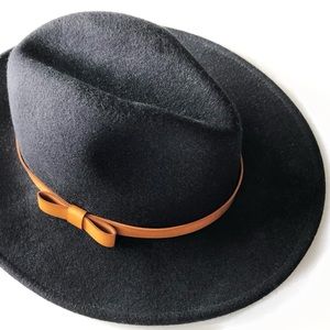 Club Monaco, BN Raden Hat Black Wool Leather Trim